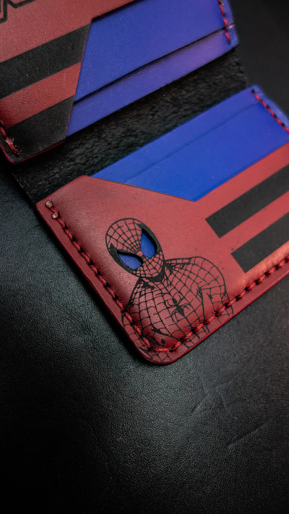 🔥 Tarjetero Vertical “Sentido Arácnido” — Spider-Man 5