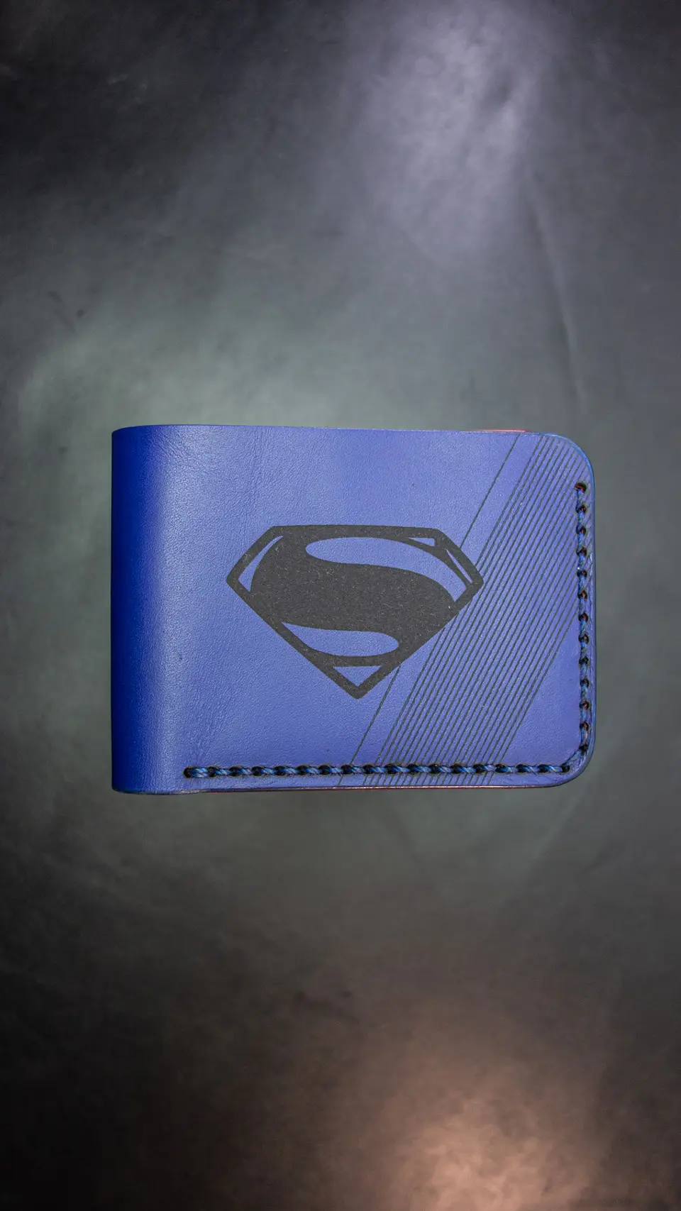 Billetera de Cuero – Homenaje al Hombre de Acero | Diseño conceptual 1