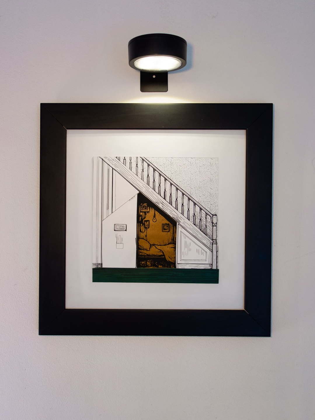 Cuadro de Cuero – “Bajo la Escalera” 🕯️✨ 1