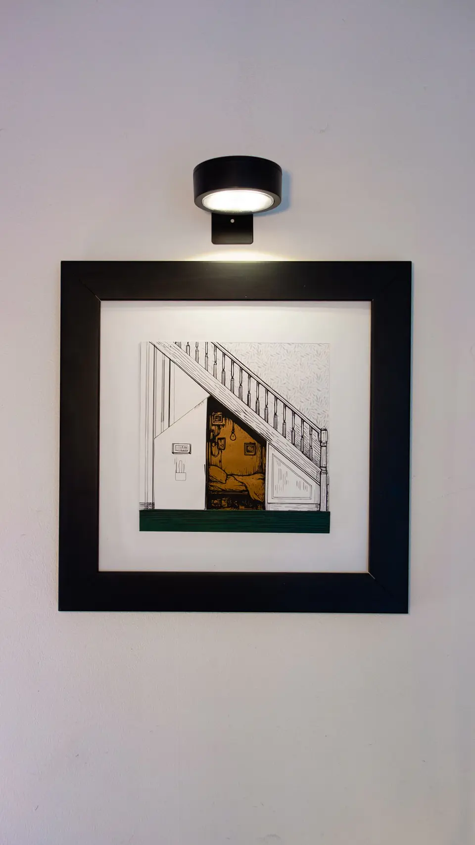 Cuadro de Cuero – “Bajo la Escalera” 🕯️✨ 1