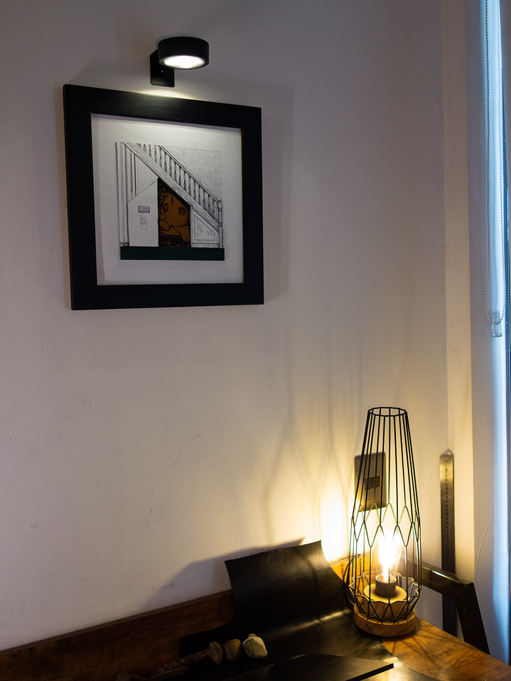 Cuadro de Cuero – “Bajo la Escalera” 🕯️✨ 6