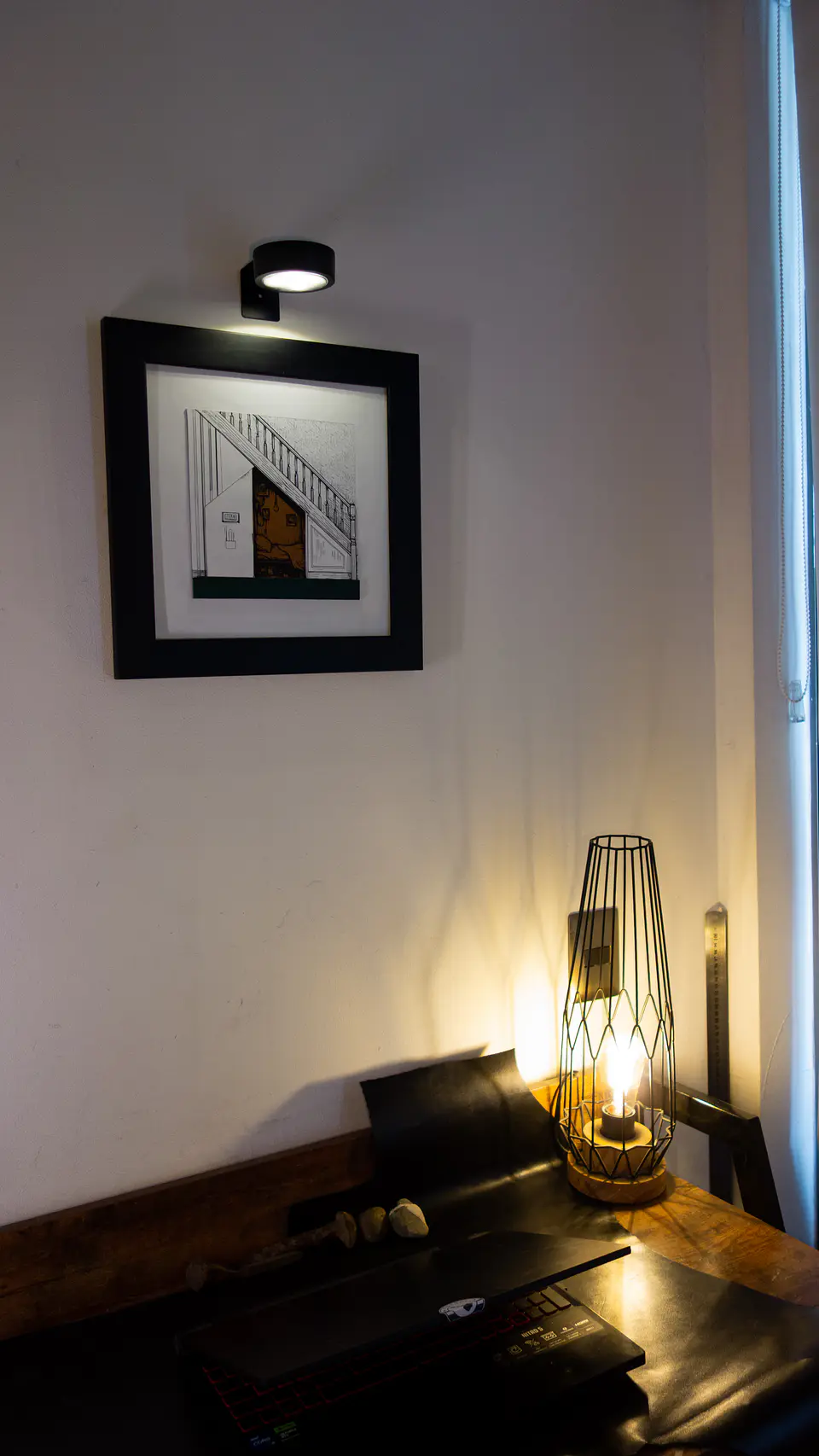 Cuadro de Cuero – “Bajo la Escalera” 🕯️✨ 6
