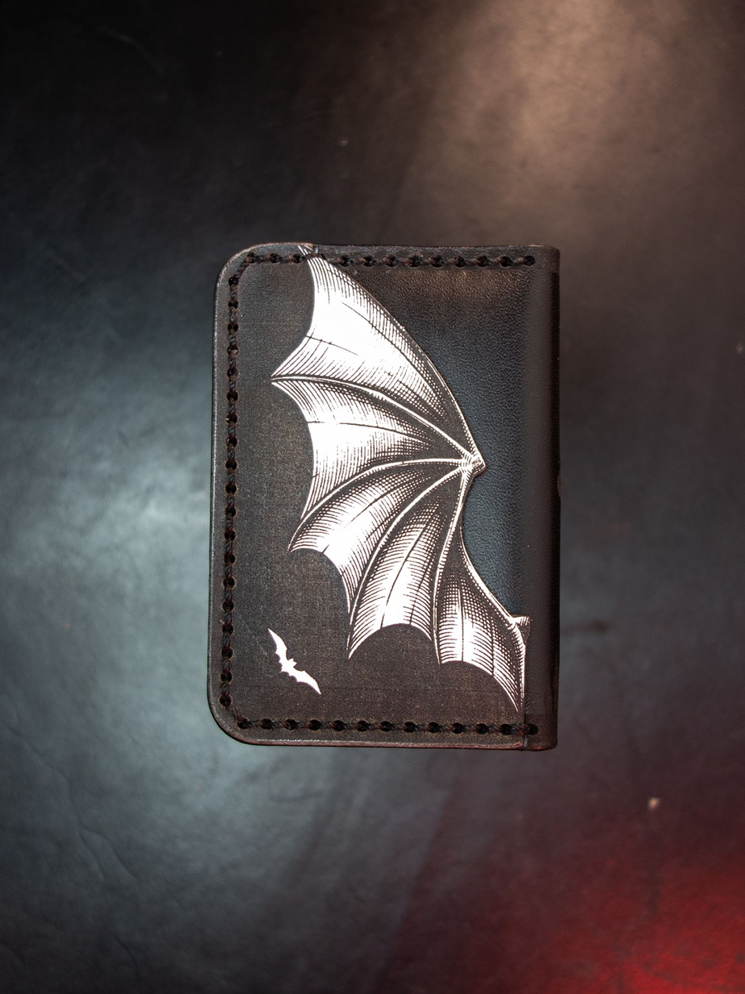 TARJETERO VERTICAL DE CUERO DRACULA - GOTICO 8