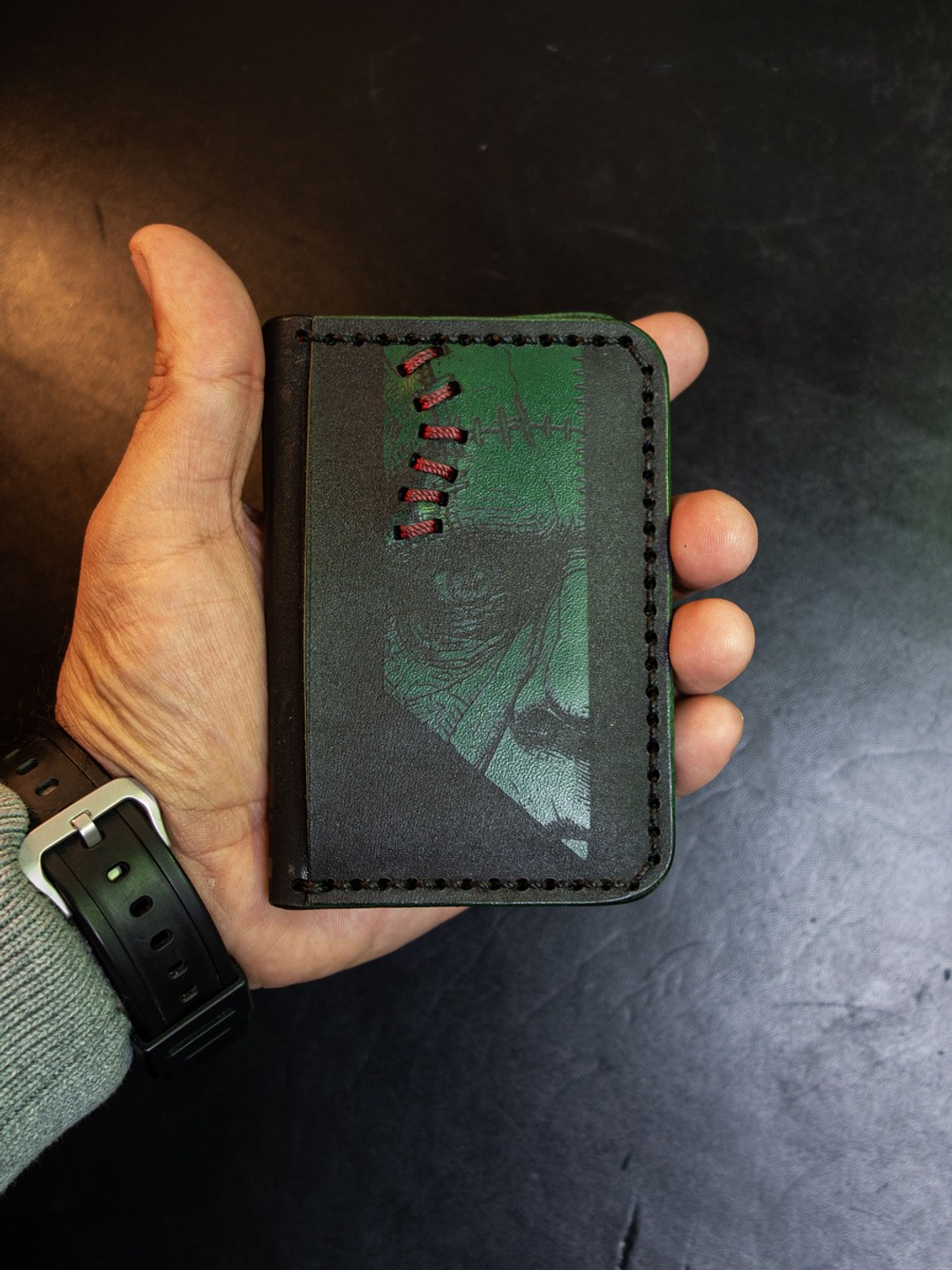 TARJETERO VERTICAL DE CUERO FRANKENSTEIN  3