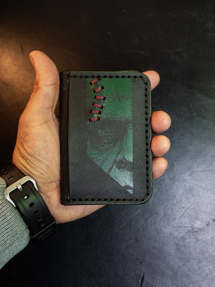 TARJETERO VERTICAL DE CUERO FRANKENSTEIN  3