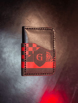 TARJETERO VERTICAL DE CUERO INSPIRADO EN GRYFFINDOR   