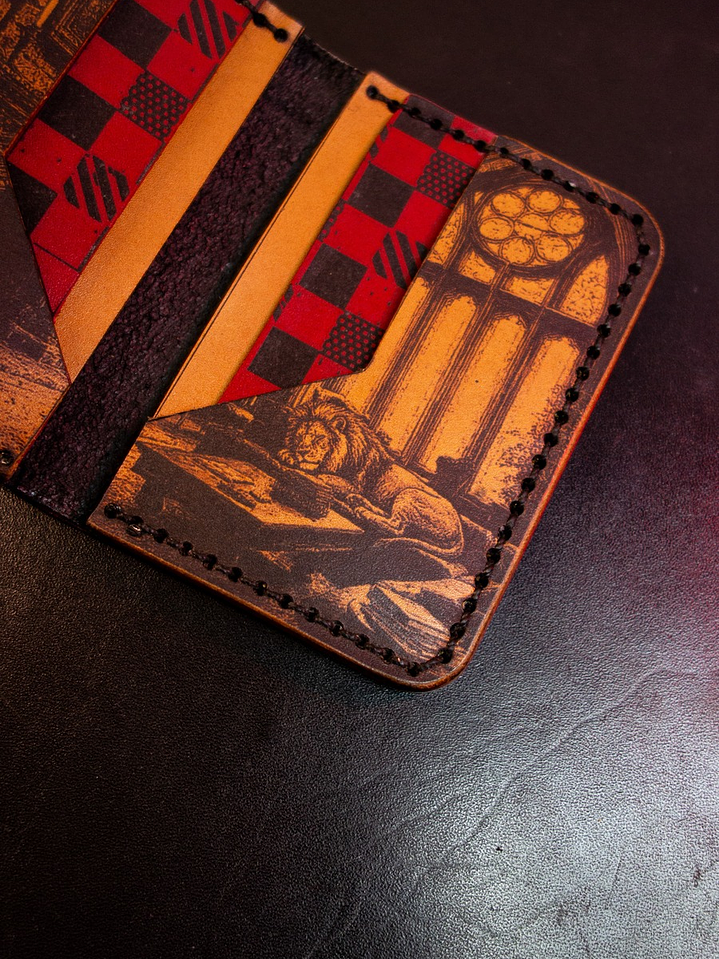 TARJETERO VERTICAL DE CUERO INSPIRADO EN GRYFFINDOR    3