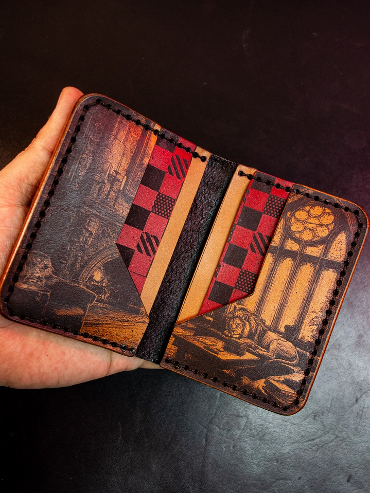 TARJETERO VERTICAL DE CUERO INSPIRADO EN GRYFFINDOR    5