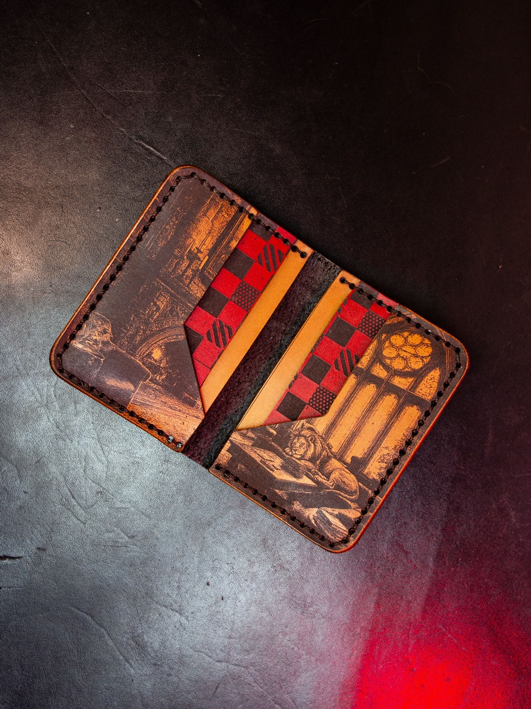 TARJETERO VERTICAL DE CUERO INSPIRADO EN GRYFFINDOR    2