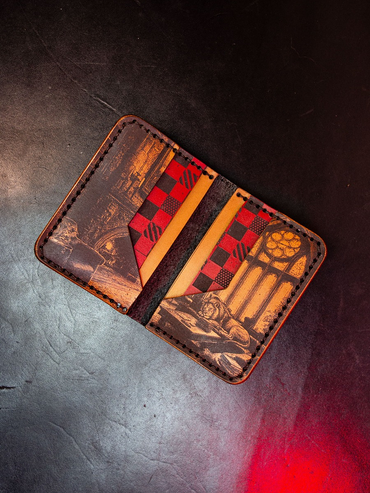 TARJETERO VERTICAL DE CUERO INSPIRADO EN GRYFFINDOR    2