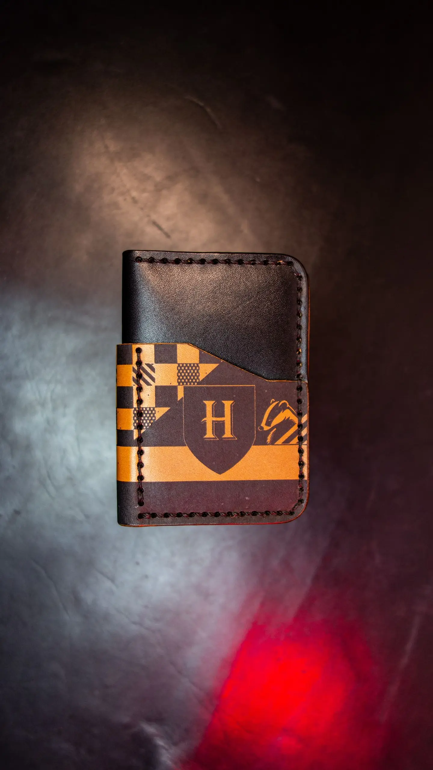 TARJETERO VERTICAL DE CUERO INSPIRADO EN HUFFLEPUFF 1