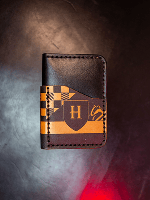 TARJETERO VERTICAL DE CUERO INSPIRADO EN HUFFLEPUFF