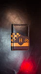 TARJETERO VERTICAL DE CUERO INSPIRADO EN HUFFLEPUFF - Miniatura 1