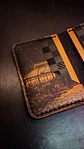 TARJETERO VERTICAL DE CUERO INSPIRADO EN HUFFLEPUFF - Miniatura 4