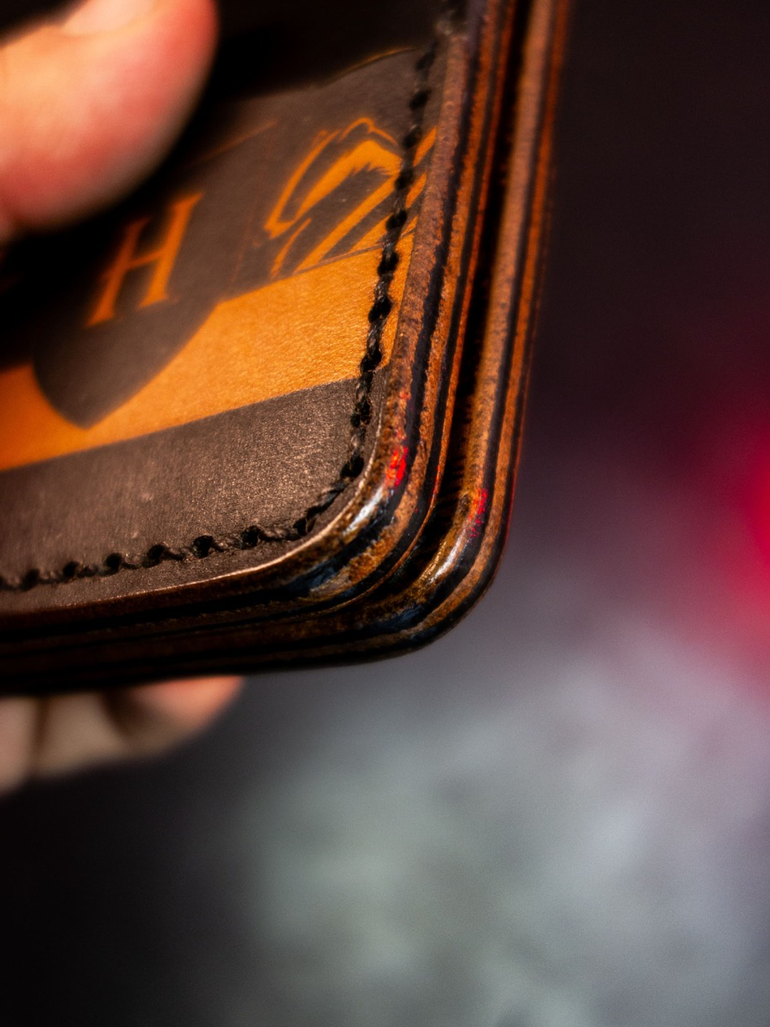 TARJETERO VERTICAL DE CUERO INSPIRADO EN HUFFLEPUFF 7