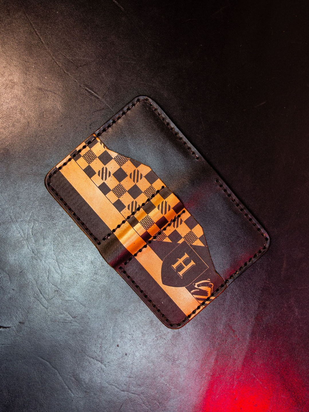 TARJETERO VERTICAL DE CUERO INSPIRADO EN HUFFLEPUFF 6