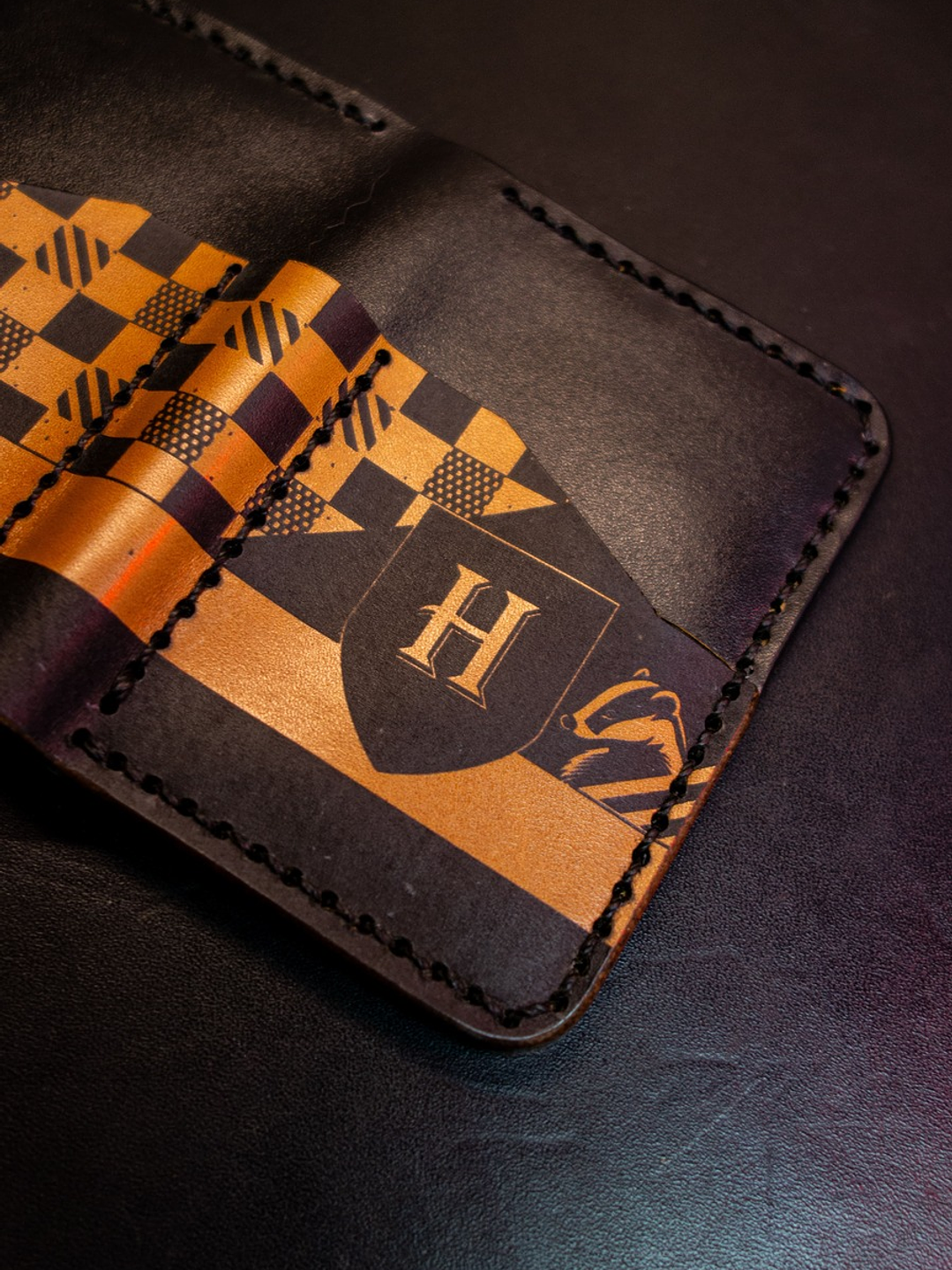 TARJETERO VERTICAL DE CUERO INSPIRADO EN HUFFLEPUFF 8