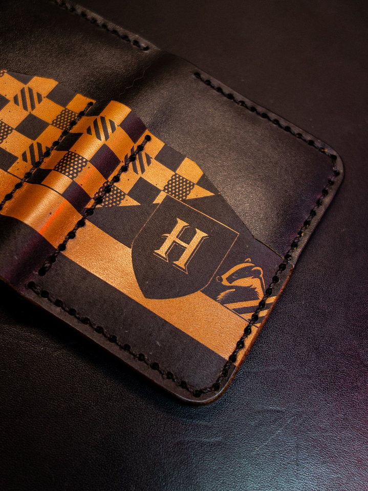 TARJETERO VERTICAL DE CUERO INSPIRADO EN HUFFLEPUFF 8