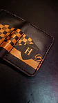 TARJETERO VERTICAL DE CUERO INSPIRADO EN HUFFLEPUFF - Miniatura 8