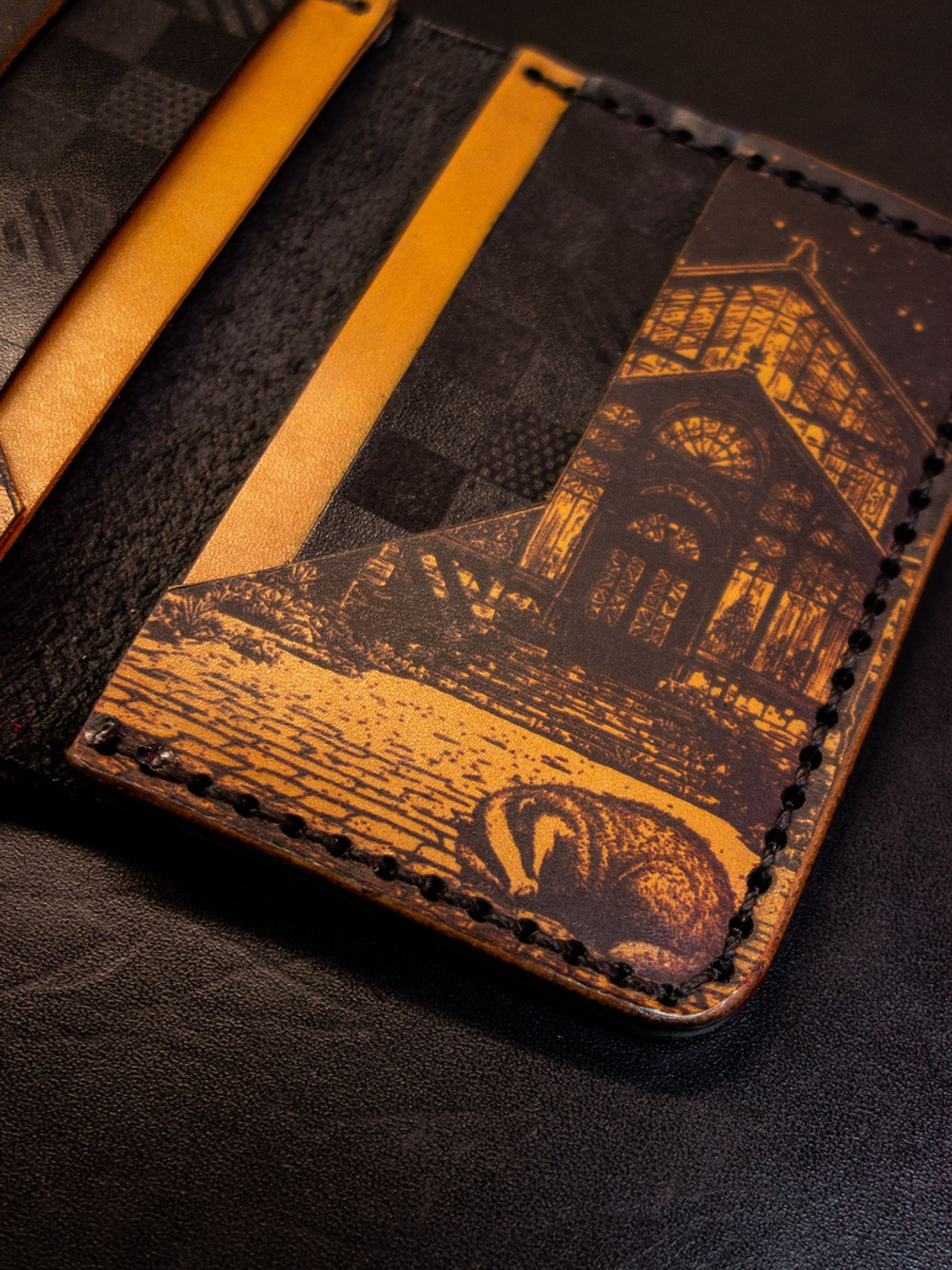 TARJETERO VERTICAL DE CUERO INSPIRADO EN HUFFLEPUFF 3