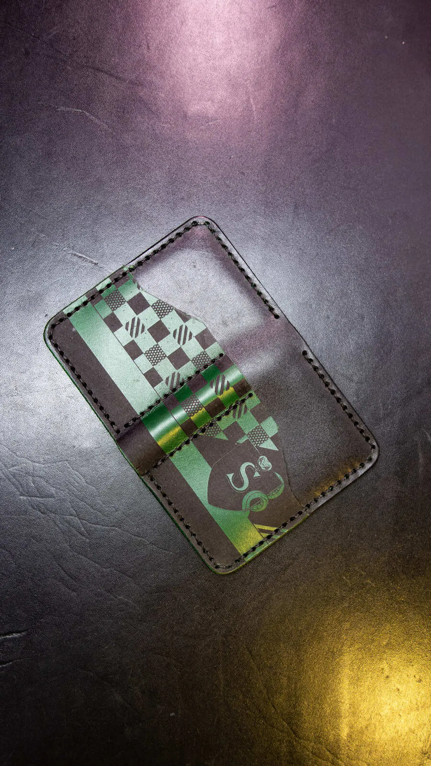 TARJETERO VERTICAL DE CUERO INSPIRADO EN SLYTHERIN 2