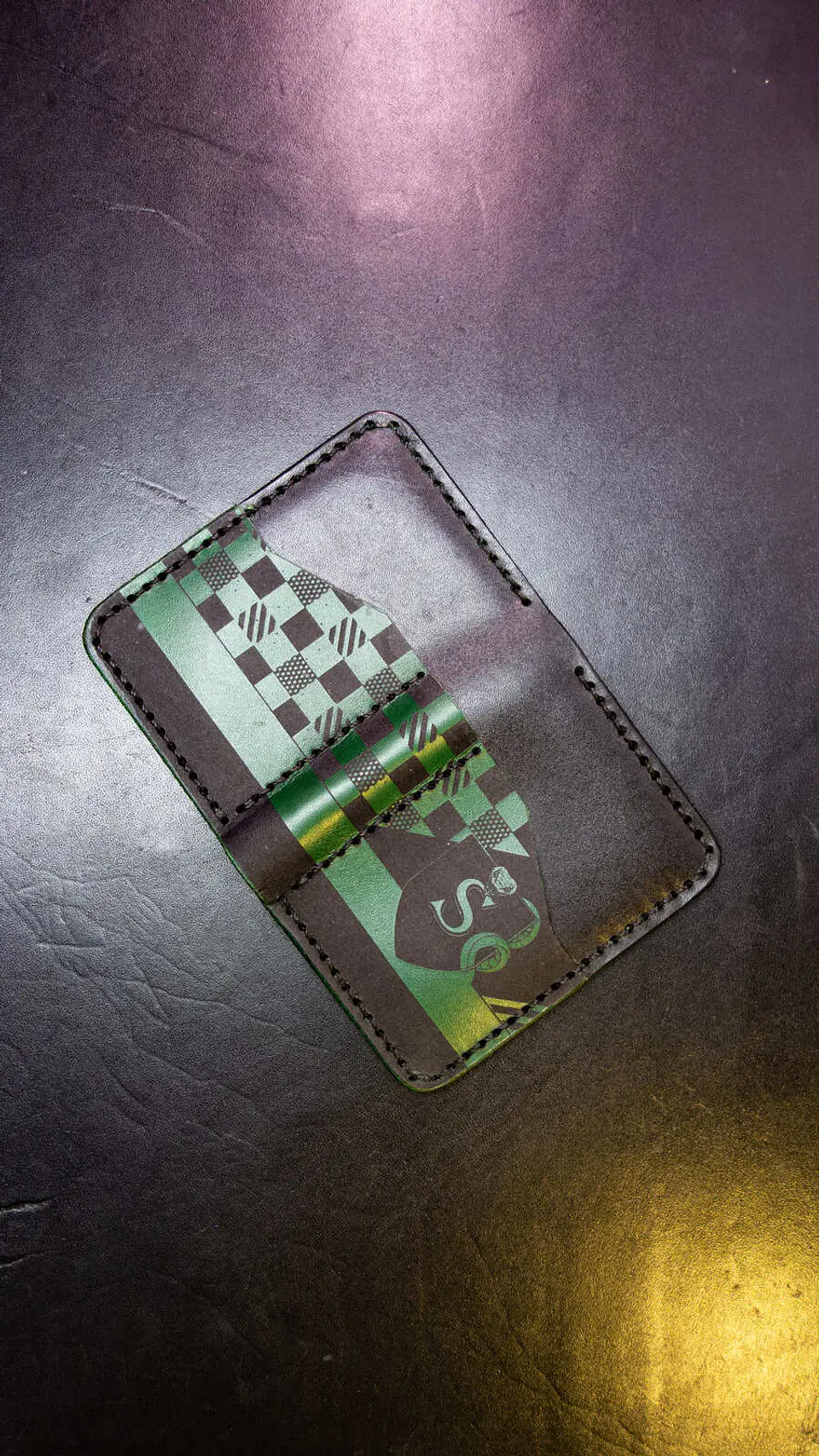 TARJETERO VERTICAL DE CUERO INSPIRADO EN SLYTHERIN 2