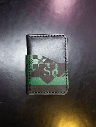 TARJETERO VERTICAL DE CUERO INSPIRADO EN SLYTHERIN