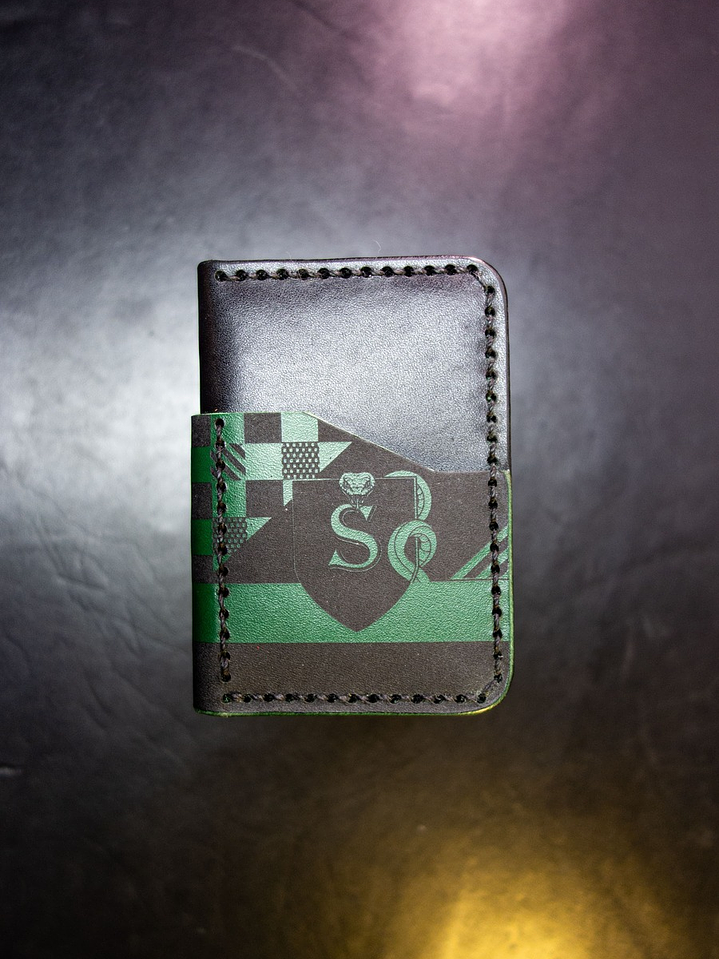 TARJETERO VERTICAL DE CUERO INSPIRADO EN SLYTHERIN 1