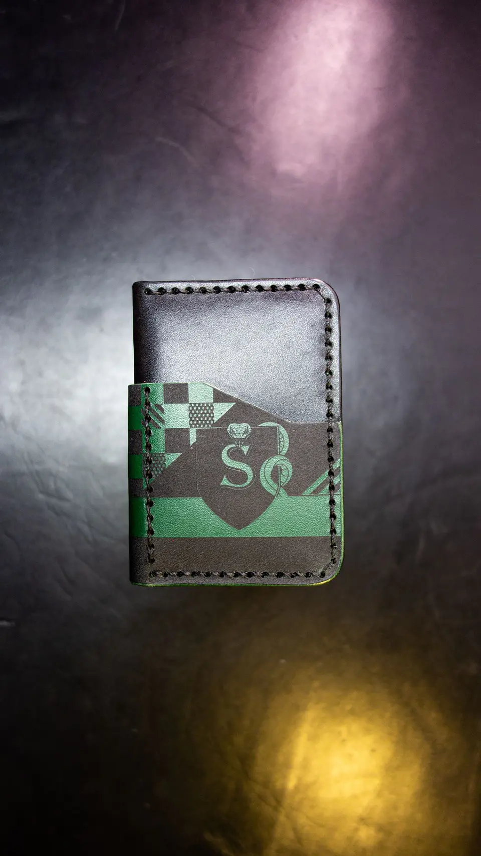 TARJETERO VERTICAL DE CUERO INSPIRADO EN SLYTHERIN 1