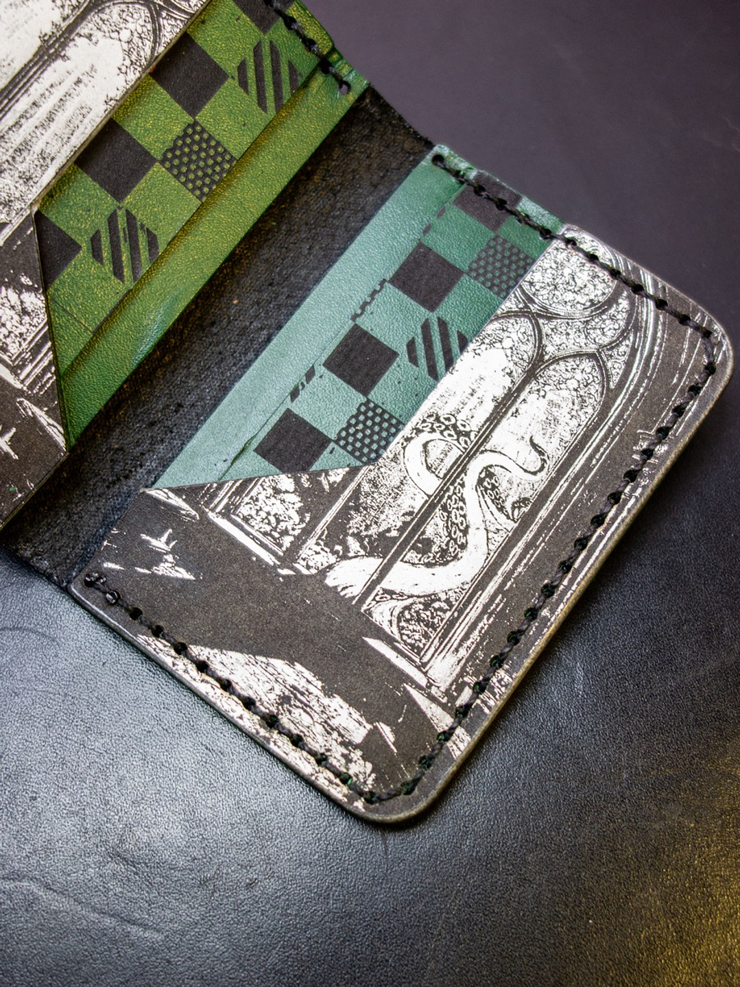 TARJETERO VERTICAL DE CUERO INSPIRADO EN SLYTHERIN 5