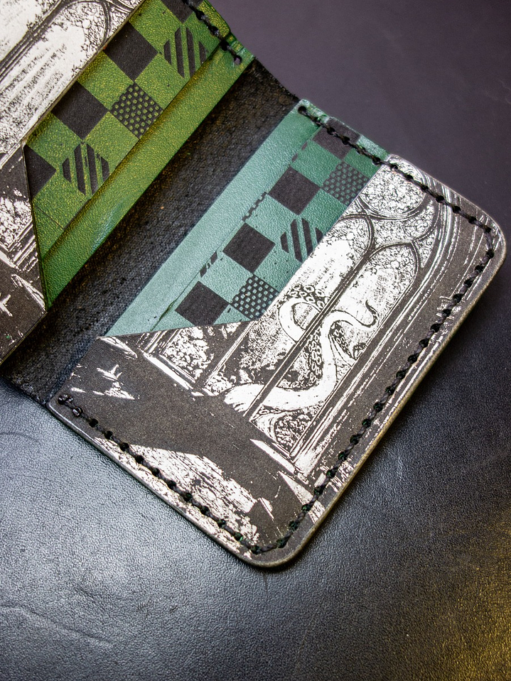 TARJETERO VERTICAL DE CUERO INSPIRADO EN SLYTHERIN 5