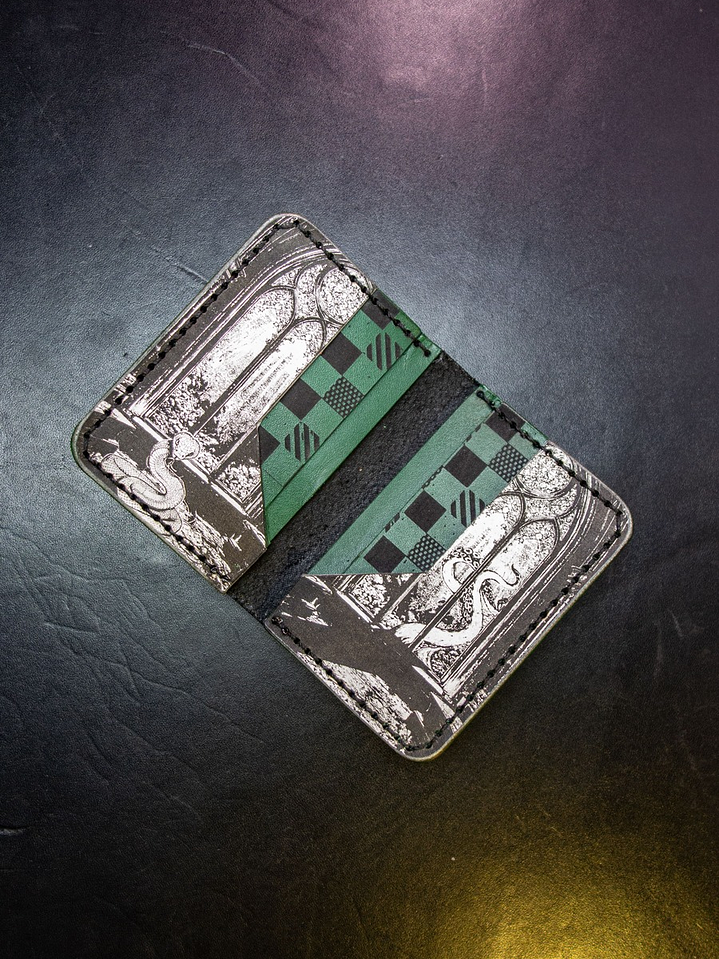 TARJETERO VERTICAL DE CUERO INSPIRADO EN SLYTHERIN 3