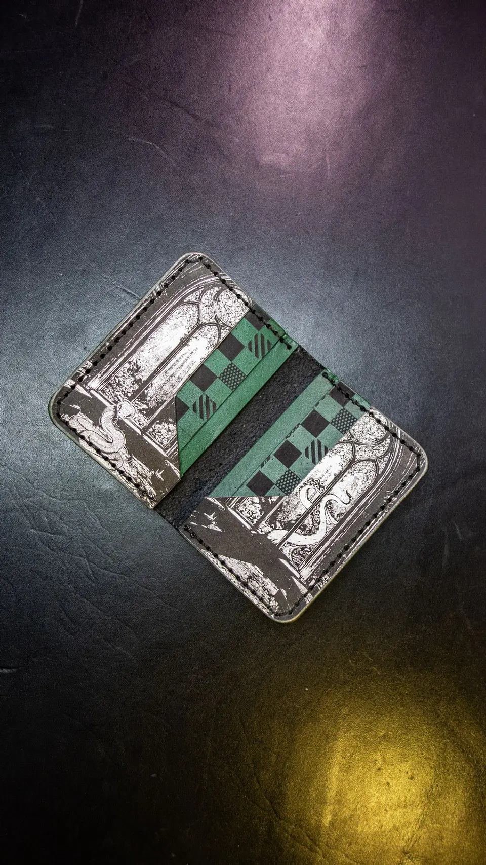 TARJETERO VERTICAL DE CUERO INSPIRADO EN SLYTHERIN 3