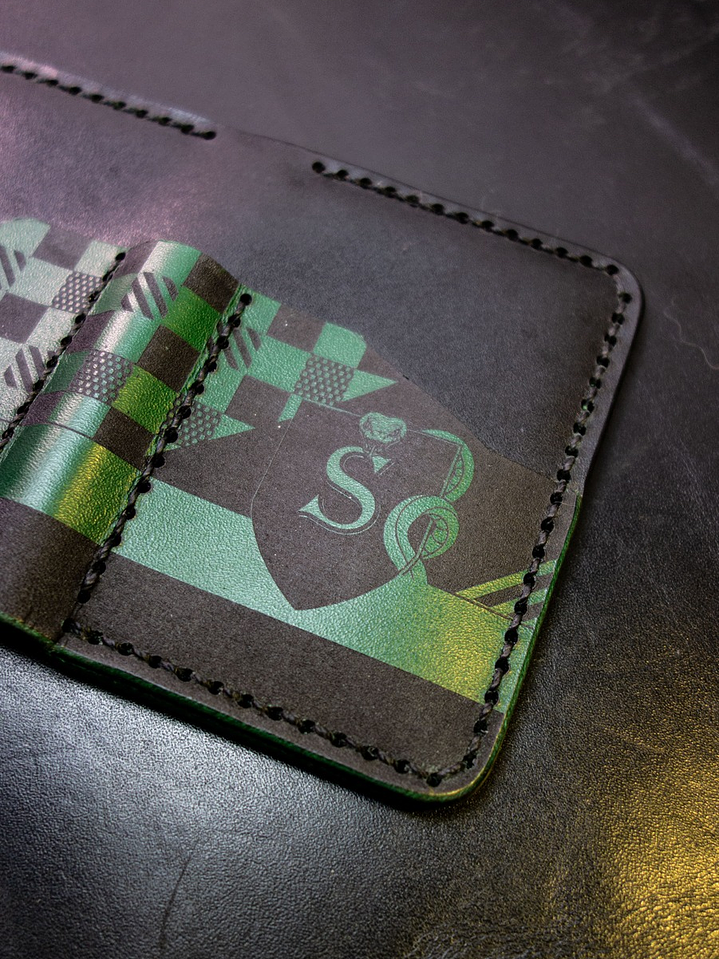 TARJETERO VERTICAL DE CUERO INSPIRADO EN SLYTHERIN 6