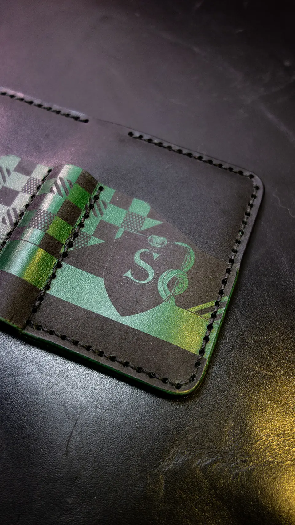 TARJETERO VERTICAL DE CUERO INSPIRADO EN SLYTHERIN 6