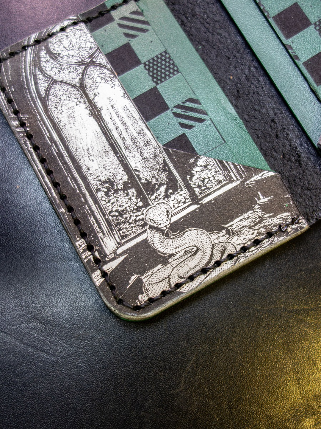 TARJETERO VERTICAL DE CUERO INSPIRADO EN SLYTHERIN 4