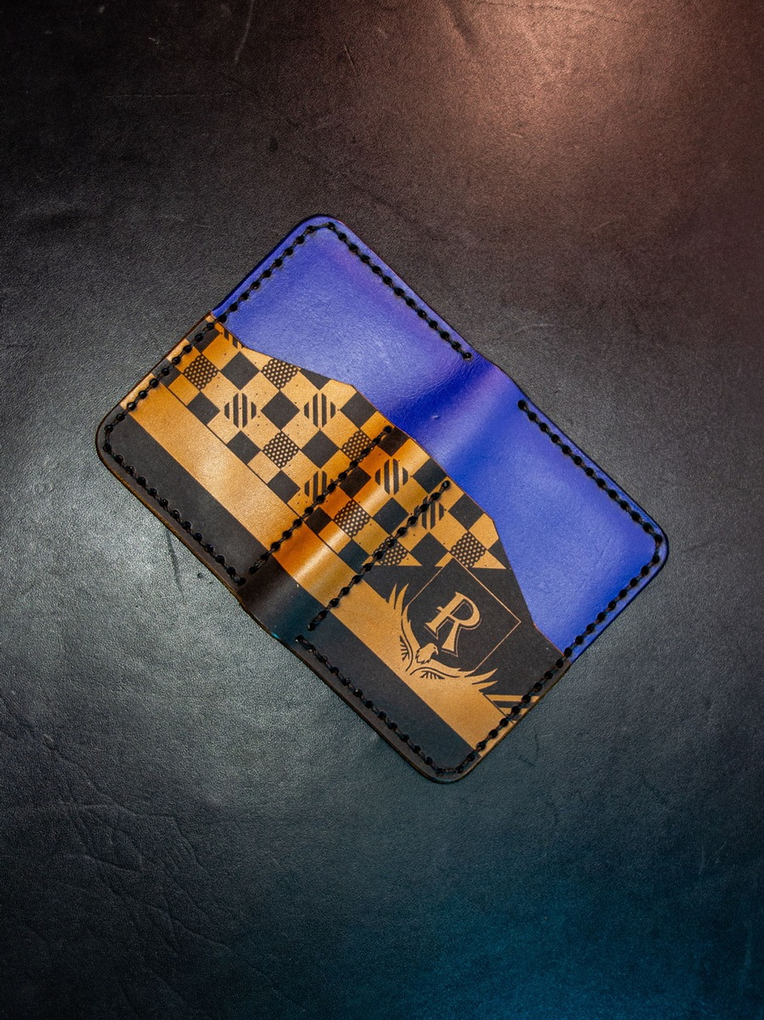 TARJETERO VERTICAL DE CUERO INSPIRADO EN REVENCLAW 2