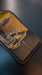 Billetera de Cuero – Homenaje a Resident Evil 4 | Edición Conceptual - Miniatura 9
