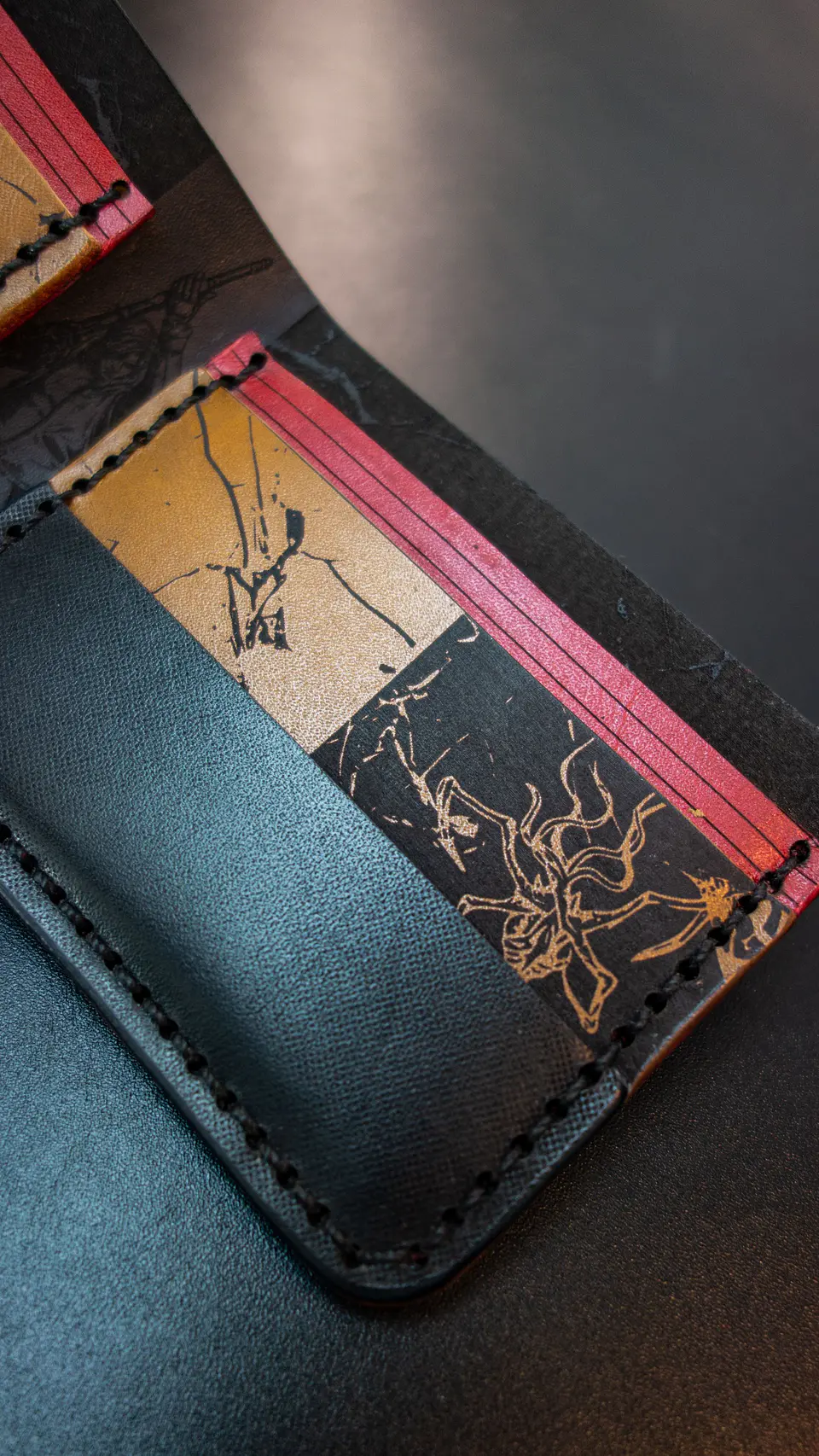 Billetera de Cuero – Homenaje a Resident Evil 4 | Edición Conceptual 6