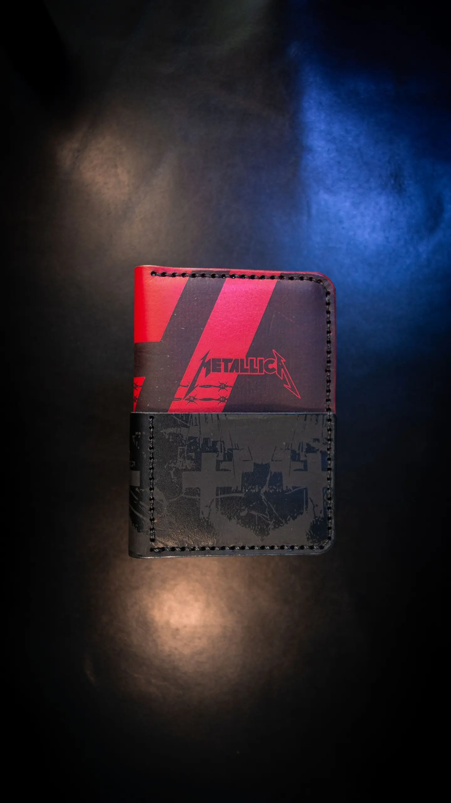Porta Pasaporte de Cuero inspirado en Metallica 1