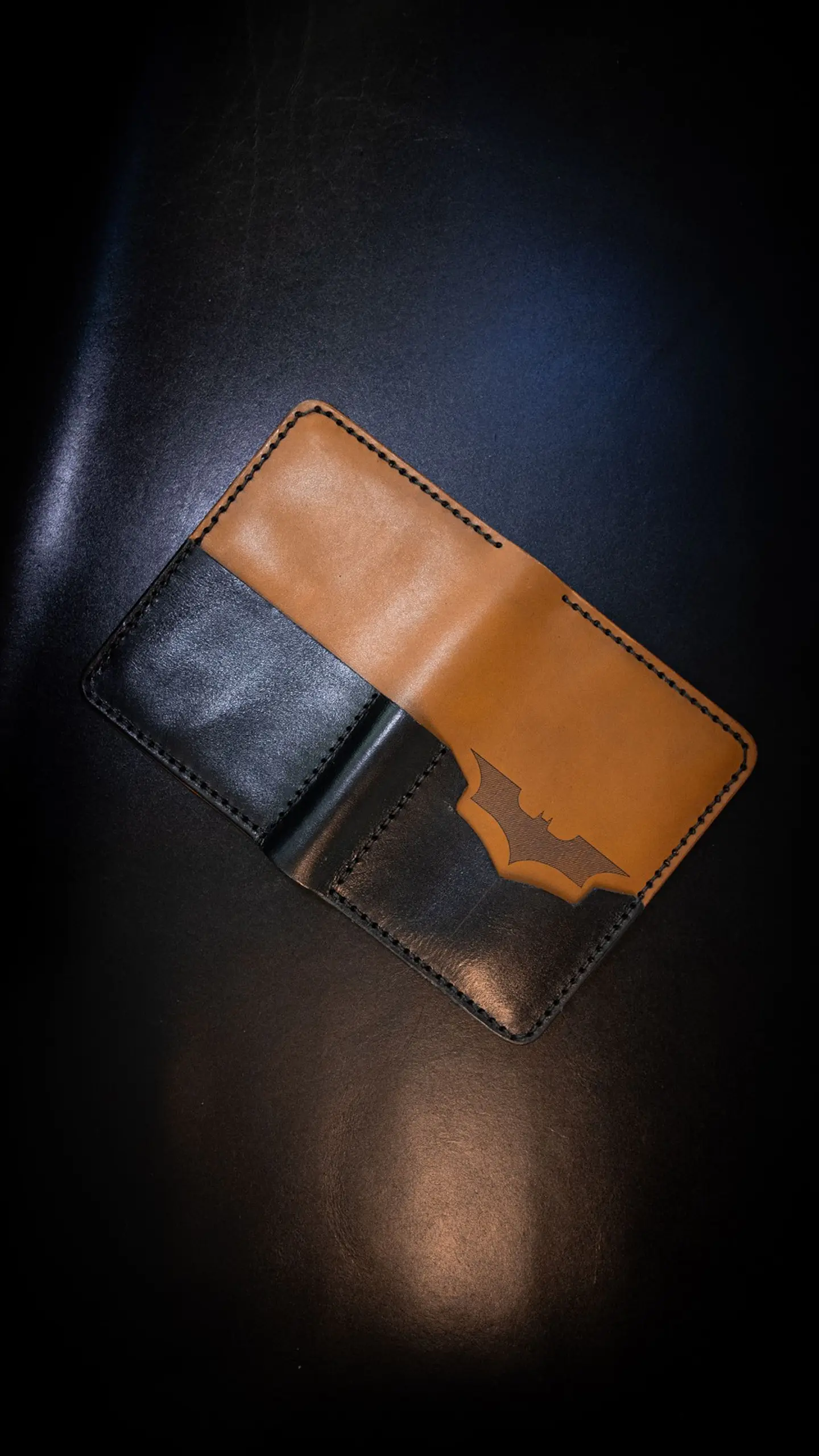 Porta Pasaporte de Cuero Batman – Edición Conceptual ASTORI 2