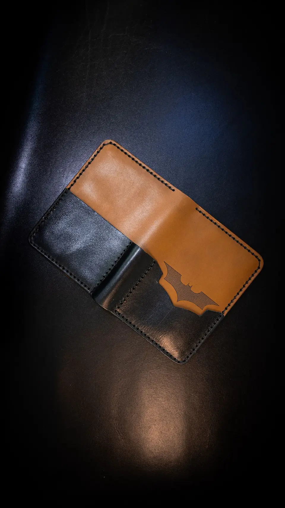 Porta Pasaporte de Cuero Batman – Edición Conceptual ASTORI 2