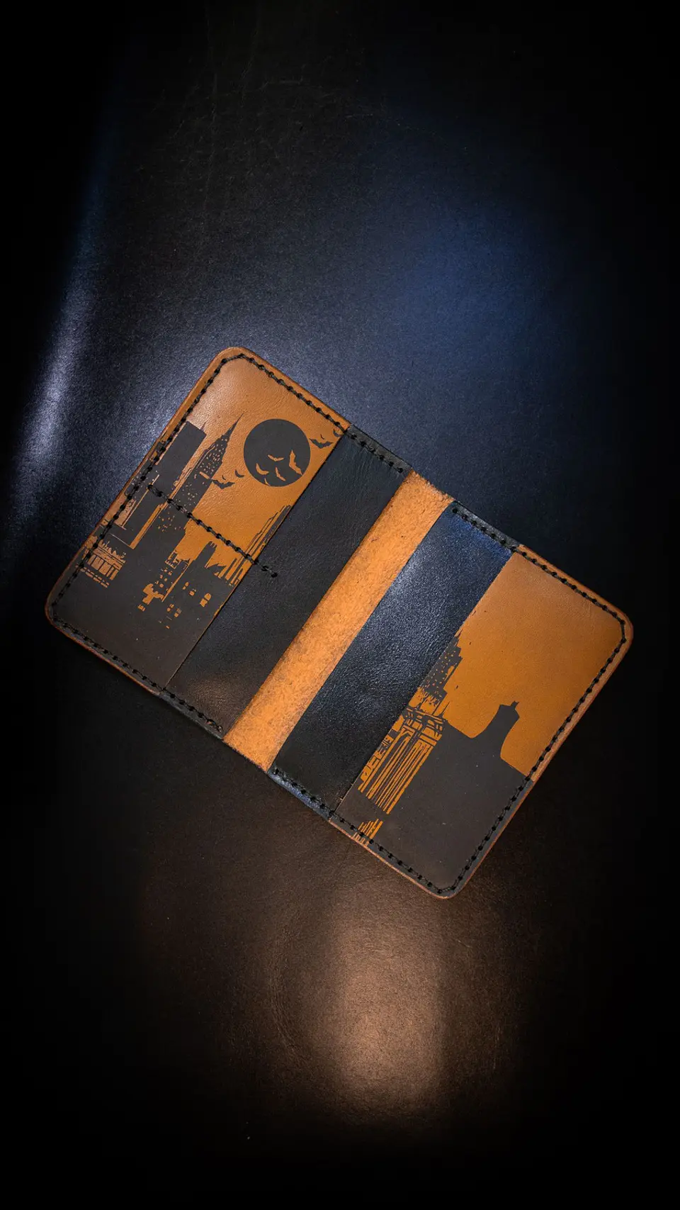 Porta Pasaporte de Cuero Batman – Edición Conceptual ASTORI 3