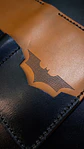 Porta Pasaporte de Cuero Batman – Edición Conceptual ASTORI - Miniatura 7