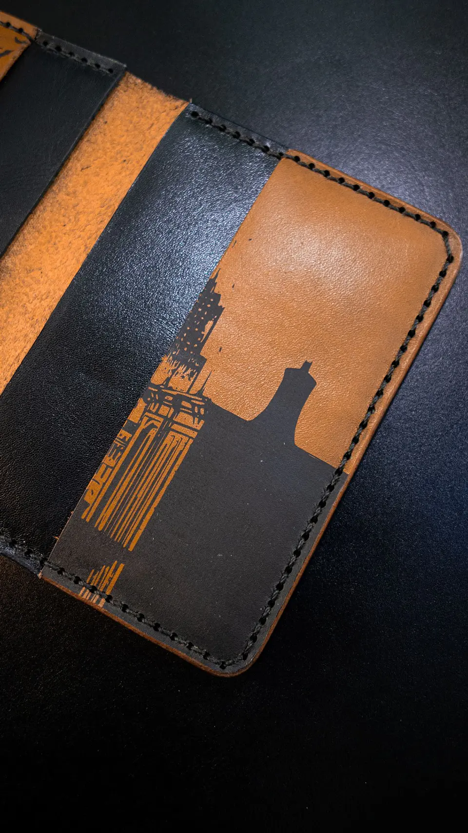 Porta Pasaporte de Cuero Batman – Edición Conceptual ASTORI 4