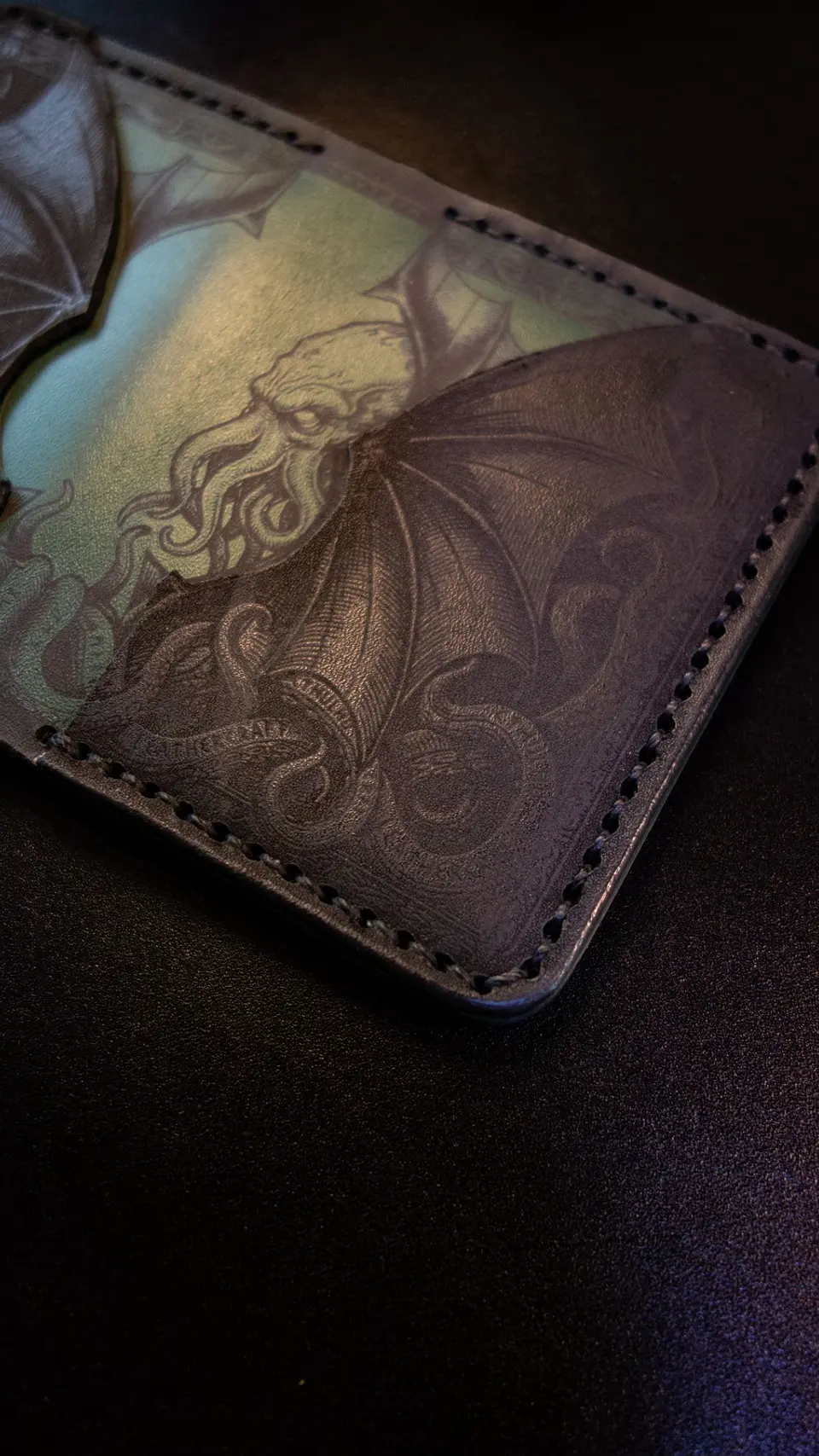 Tarjetero vertical Cthulhu de cuero | Diseño conceptual 8