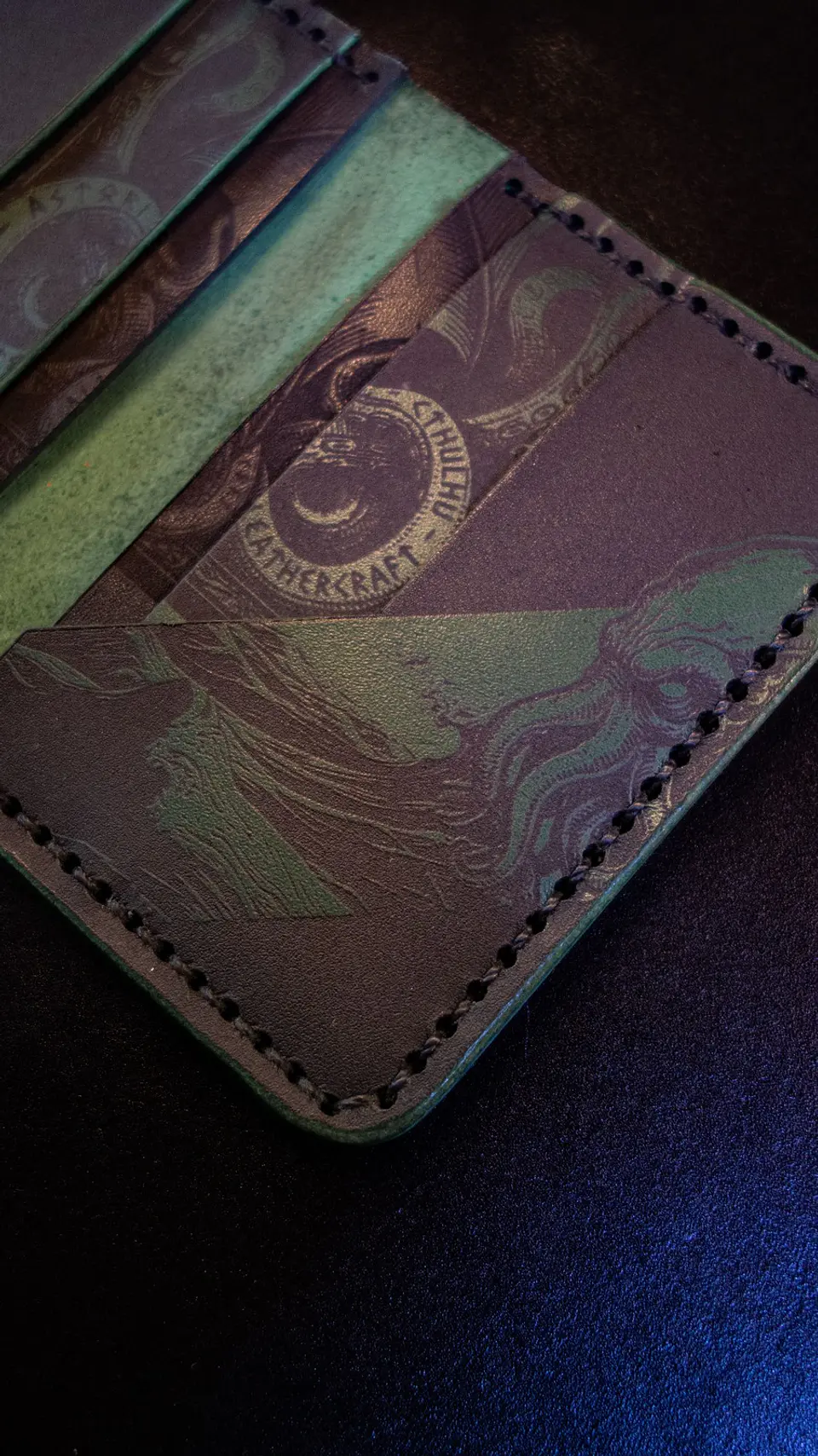 Tarjetero vertical Cthulhu de cuero | Diseño conceptual 9