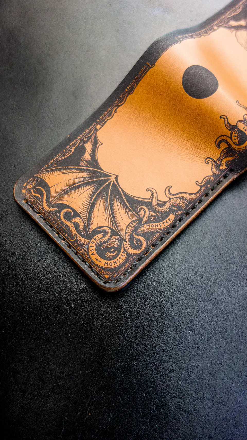 Billetera clásica Cthulhu de cuero | Diseño conceptual 9