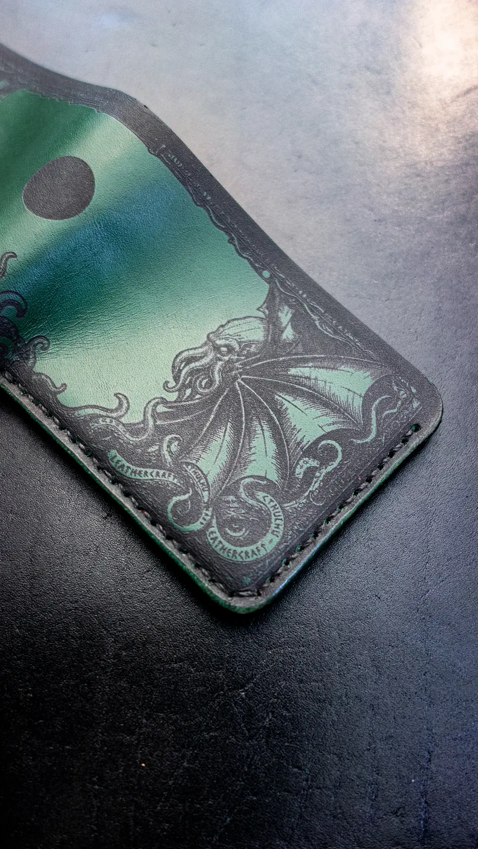 Billetera clásica Cthulhu de cuero Verde | Diseño conceptual 7
