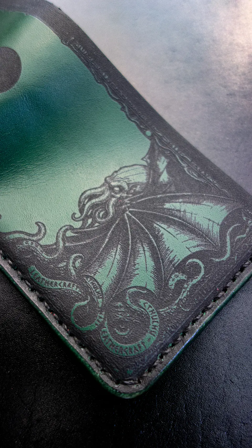 Billetera clásica Cthulhu de cuero Verde | Diseño conceptual 8